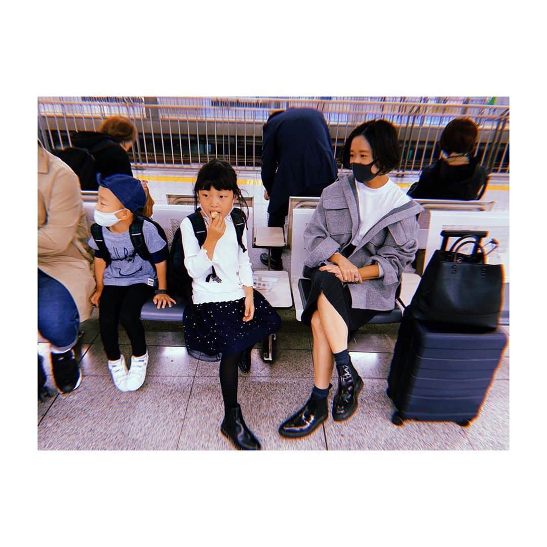 佐藤佳菜子さんのインスタグラム写真 - (佐藤佳菜子Instagram)「あまり冬物を 持ってきていなかったのですが、  もう少し日本にいることにしたので、 夫が送ってくれました。  ブーツやらコートを 手に入れました。」10月24日 12時30分 - kanakosato1019