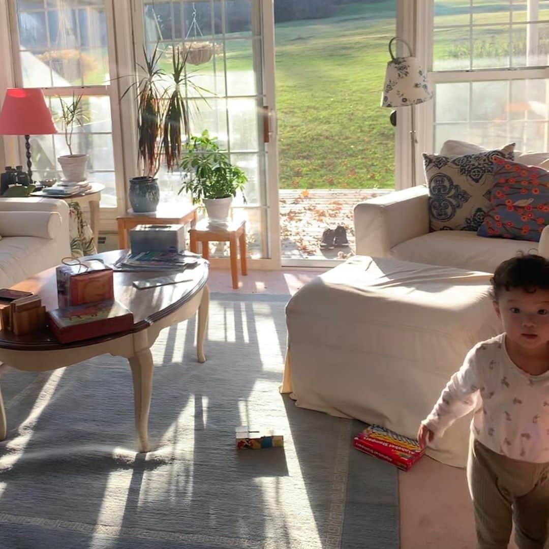 大塚良子のインスタグラム：「昨日からお友達の素敵なカントリーハウスへ家族でお邪魔してます。NYはセカンドハウスを持ってCityと行ったり来たりという生活をする人達が結構います。いいですよね✨大自然に囲まれて遊んだり、農家の中にあるマーケットで買った採れたての食材を使って料理したり、気の向くままにのんびり過ごす時間幸せです。何より娘がずーっと駆け回れて楽しそうなのが嬉しい。 #ny #countrylife #callicoon  #fall #life #newyork #pensylvania」