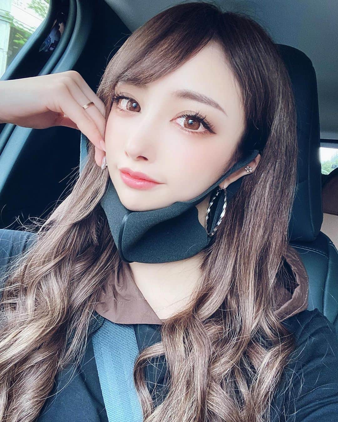 のインスタグラム：「マツエクとヘアメンテしてきたよ🥰💞 どっちもLapis💋 ． ヘアはかずやさん✨ @lapis_kazuya  マツエクはほのかさん✨ @hnk.s2  ． 【定期】マツエクデザイン詳細👌【よくある質問】 ． 上D8→D9→D8 0.15mm 200本  ダークブラウン 下J5 0.15mm 80本 ダークブラウン です💋💋💋 ． ‪「サキ吉のインスタ見た」で‬ ‪すべてのエクステメニュー ♥︎上まつげ初回オフ無料＆コーティング付き ． 【お試し】 ♡80本 \9,800が⇨7,000円 ． 【ナチュラル】 ♡100本 \12,000が⇨8,000円 ． 【初めての方にオススメ‼︎OLさんに人気はこちら】♡120本 \14,200が⇨9,000円 ． 【当店平均本数❤︎程よくぱっちりにしたい方】 ♡140本 \16,400が⇨10,000円 ． 【ボリュームeye】 ♡160本 \18,600が⇨12,000円 ． 【アパレル・美容系のお客様に人気】 ♡180本 \20,800が⇨14,000円 ． 【まるで付けまつ毛・ドール級の存在感】 ♡200本 \23,000が⇨16,000円 ． 【下まつげ】 ♡付け放題(両目100まで) \6,000が⇨4,500円 ※下まつ毛のオフは行っておりません。 ． ※ご新規様のみ利用可 担当 ⇨honokaさん( @hnk.s2 ) ． お問い合わせ&ご予約は TEL 03-6233-7189 ． 住所  東京都新宿区歌舞伎町1-26-6 灯ビル 8F ． #selﬁe  #マツエク #マツエクデザイン #ラピス #lapis  #エクステ #セミロング #ゆる巻き」