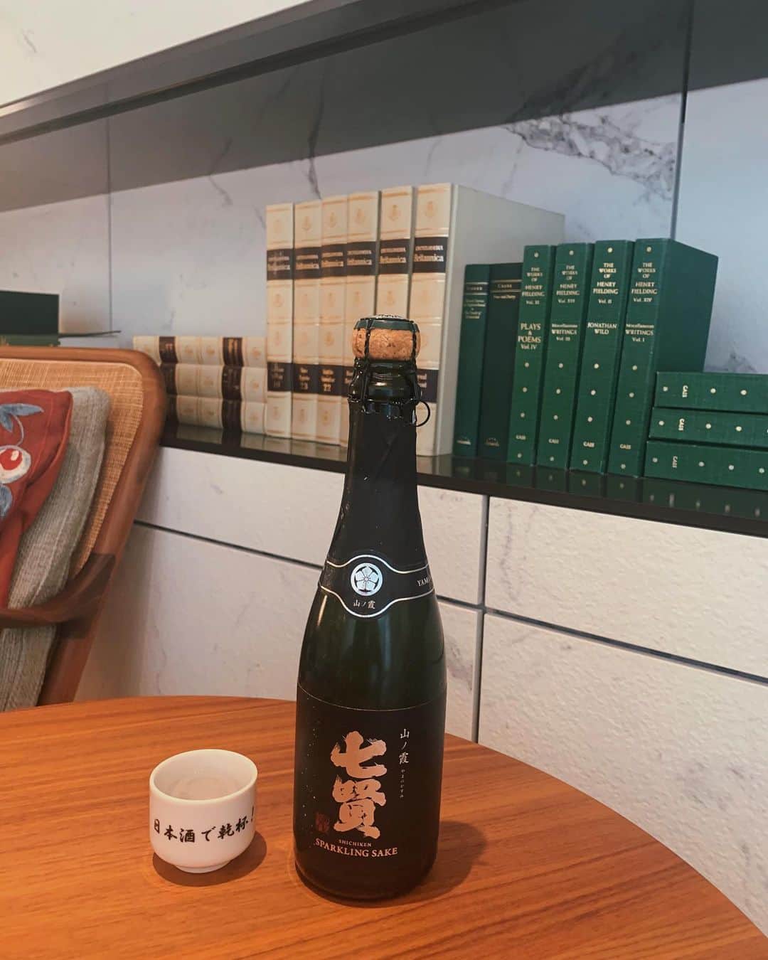 上野智子さんのインスタグラム写真 - (上野智子Instagram)「おうちで日本酒🍶💕 今日と明日25(日)でオンライン日本酒フェアを開催しているよ。"日本酒と健康"がテーマのセミナーが気になる。色々な角度で日本酒を楽しめそうです🍶 オンラインフェア見てみて〜♡  #オンライン日本酒フェア #pr」10月24日 12時38分 - tomokoueno