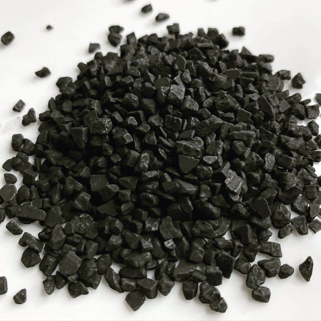 ケリスのインスタグラム：「THIS GOLD MINE BOX drops this weekend . Turn notifications on!!!! Hawaiian black lava salt . The salt is infused with habanero and activated charcoal from lava found in those regions. Black lava salt looks dope but more then that the charcoal acts as a powerful detoxifier that cleanses the body of impurities, provides essential minerals and improves digestion. #goodfood #foodasmedicine #healthyeating #cheflife #blackownedbusiness #delicious」