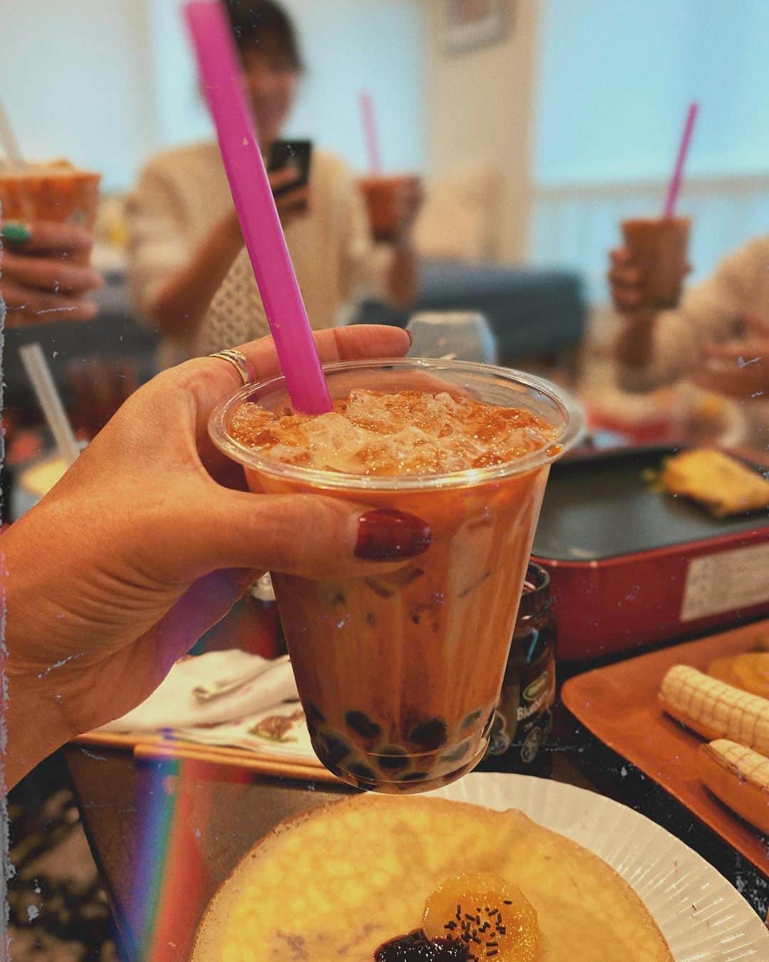 堀舞紀のインスタグラム：「🥤🍿 . . . タピオカ屋さんの出張と ホームクレープと 愉快(aka変態)な仲間🦇 と雨の日の遊び☔️ . . . 子守たくさんしてくれるし、 キキとキャニオも ついに遊ぶようになったし、 美味しいし、 楽しいし、 最高ッッッ . . . 合宿もたのしみ🙄❤️ . . . #またやろー #aka #江ノ島観光 #joetenki #わきちゃんの🐈 が羨ましくて #うちの🐈 も茶色い棚に置いてみた (最後の写真)」