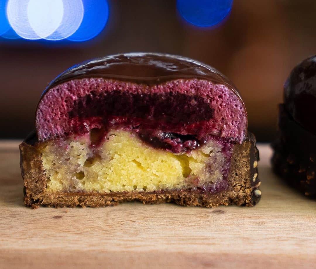 チョコレートカカオさんのインスタグラム写真 - (チョコレートカカオInstagram)「"Dark knight" Cassis mousse tart cake "ダークナイト" カシスムースタルト   動画は名前ほど厨二病じゃないです  YouTube https://youtu.be/_2A9uQw1f6Q  #Youtube #ASMR #foodie #instafood #dessertporn #スイーツ #yummy #recipe #cake #手作りお菓子 #ケーキ #チョコレート #chocolate #cassis #カシスムース #タルトケーキ #tart #mousse #blackcurrant #moussecake #tarte #mirrorglaze #mirrorglazecake #bake #baker」10月24日 12時41分 - chocolate_cacao_seijin