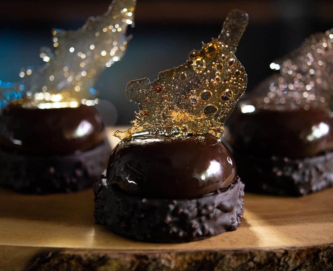 チョコレートカカオのインスタグラム：「"Dark knight" Cassis mousse tart cake "ダークナイト" カシスムースタルト   動画は名前ほど厨二病じゃないです  YouTube https://youtu.be/_2A9uQw1f6Q  #Youtube #ASMR #foodie #instafood #dessertporn #スイーツ #yummy #recipe #cake #手作りお菓子 #ケーキ #チョコレート #chocolate #cassis #カシスムース #タルトケーキ #tart #mousse #blackcurrant #moussecake #tarte #mirrorglaze #mirrorglazecake #bake #baker」