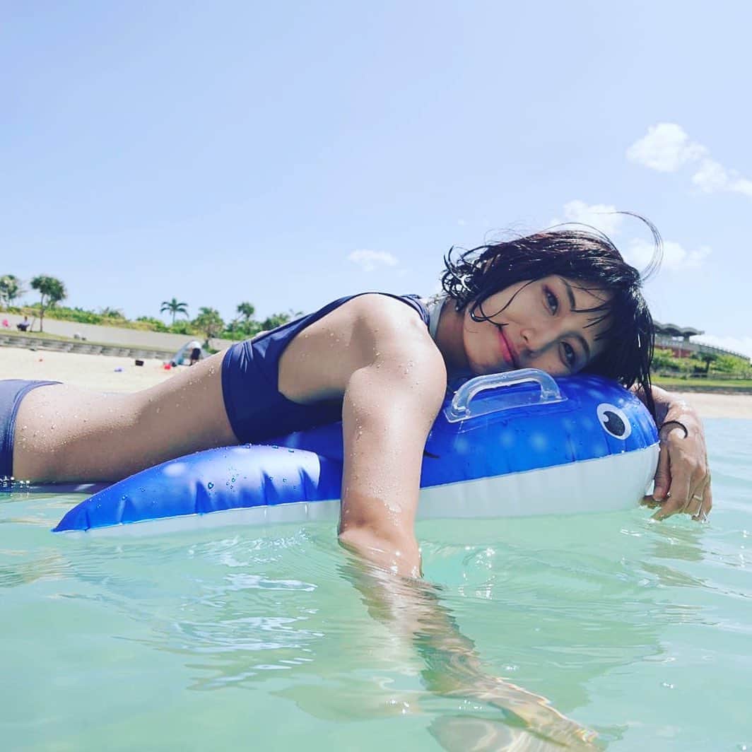 望月一花のインスタグラム：「海も好き。 サーフィンしてた日々が懐かしい🏄‍♀️ 今はショートボードでガツガツいくんじゃなくて、息子のジンベイザメにぷかぷかするだけになったけど なんだかそれも心地良いんだ🏝🐳 ・ 何かから離れている離れざるを得ない環境状況には必ず理由があって天のおもしべしもあるから、その状況を、味わって。 焦らず、楽しんで。 いつでもそこには今しか出来ないこともある そして必ずタイミングというのは 偶然を装って必然的にやってくるものだから 目の前にあるものを大切に ひとつひとつ愛していこう ・ #takeiteasy」
