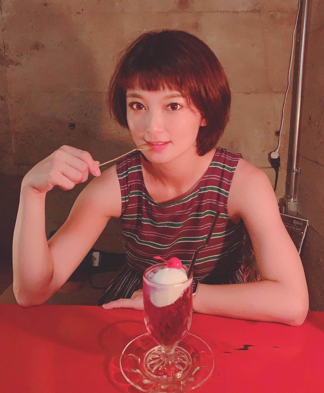 のインスタグラム：「まだまだ夏の旅の更新続きます♡  📍#rokkanroom  @rokkanroom   ROKKAN ROOMは、築100年以上の元置屋に出来たカフェ。日本語に疎いので元置屋って何？って調べたら、芸妓さんや遊女をかかえている家のことらしい😊  地下、1階、2階のお部屋選べて、ダークでオシャレな地下の防空壕にしたよ⭐️ アーティスティックで可愛いクリムソーダ美味しかった✨　  私、クリームソーダー率高め...ww  #ならまち  #ならまちカフェ  #奈良カフェ  #奈良県 #クリームソーダ  #カフェ巡り #narajapan  #cafehopper  #cafestagram  #creamsoda  #travelblogger  #タビジョ  #japanesegirl」