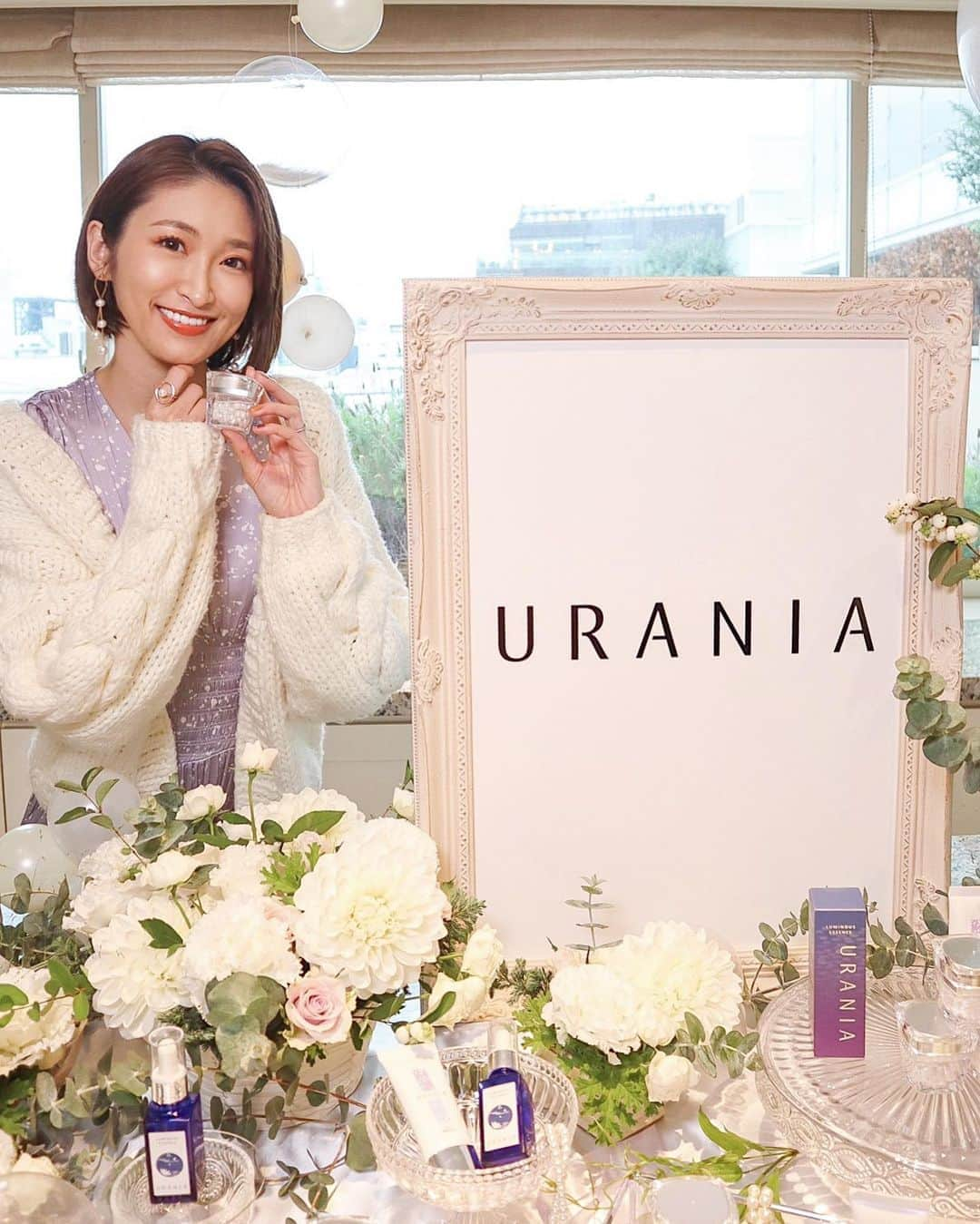 三井菜那さんのインスタグラム写真 - (三井菜那Instagram)「スキンケアブランド 「URANIA」の新作発表会にご招待いただき行ってきました🧴 @urania_cosmetics   ㅤㅤㅤㅤㅤㅤㅤㅤㅤㅤㅤㅤㅤ 肌の内側と外側から発光しているような ツヤ肌へと導いてくれる URANIAから、 パールをイメージした ジェル状美容液「クリスタルパール」が 2021年1月1日に発売されます👏  ㅤㅤㅤㅤㅤㅤㅤㅤㅤㅤㅤㅤㅤ 本物の真珠のようなカプセルの中に 加水分解卵殻膜をはじめ、 真珠エッセンス、 アルブチンなどの美容成分がぎゅっと詰め込まれていて、 くすみや美白の集中アプローチしてくれるの。  ㅤㅤㅤㅤㅤㅤㅤㅤㅤㅤㅤㅤㅤ 使い方は パール1粒を手に取って、 手の上でパールを潰してから 顔に摩擦を加えないようにプッシュして使うだけ。  ㅤㅤㅤㅤㅤㅤㅤㅤㅤㅤㅤㅤㅤ 1回使っただけで肌のくすみがパーっと取れてワントーンアップしたよ😳😳！ 肌のもっちり感もアップしたし、 ごわつきも無くなった気がしました。 疲れている時、寝不足時は1回につき2粒使うのもおすすめだそうです！😌  ㅤㅤㅤㅤㅤㅤㅤㅤㅤㅤㅤㅤㅤ 20g 10,000円なので 最初は少し高いかなと思ったけど、 1回1パールでここまでぱっとくすみが取れると思うとむしろ安いなと思いました🤭  ㅤㅤㅤㅤㅤㅤㅤㅤㅤㅤㅤㅤㅤ 高級感のある見た目と美しさ以上に実力を兼ね備えたスキンケア、 発売が今から楽しみです🥰  ㅤㅤㅤㅤㅤㅤㅤㅤㅤㅤㅤㅤㅤ #URANIAクリスタルパール #URANIA #保湿クリーム #美白 #化粧品 #スキンケア #美容イベント #新作コスメ #PR #コスメ好き」10月24日 13時01分 - nana.0312