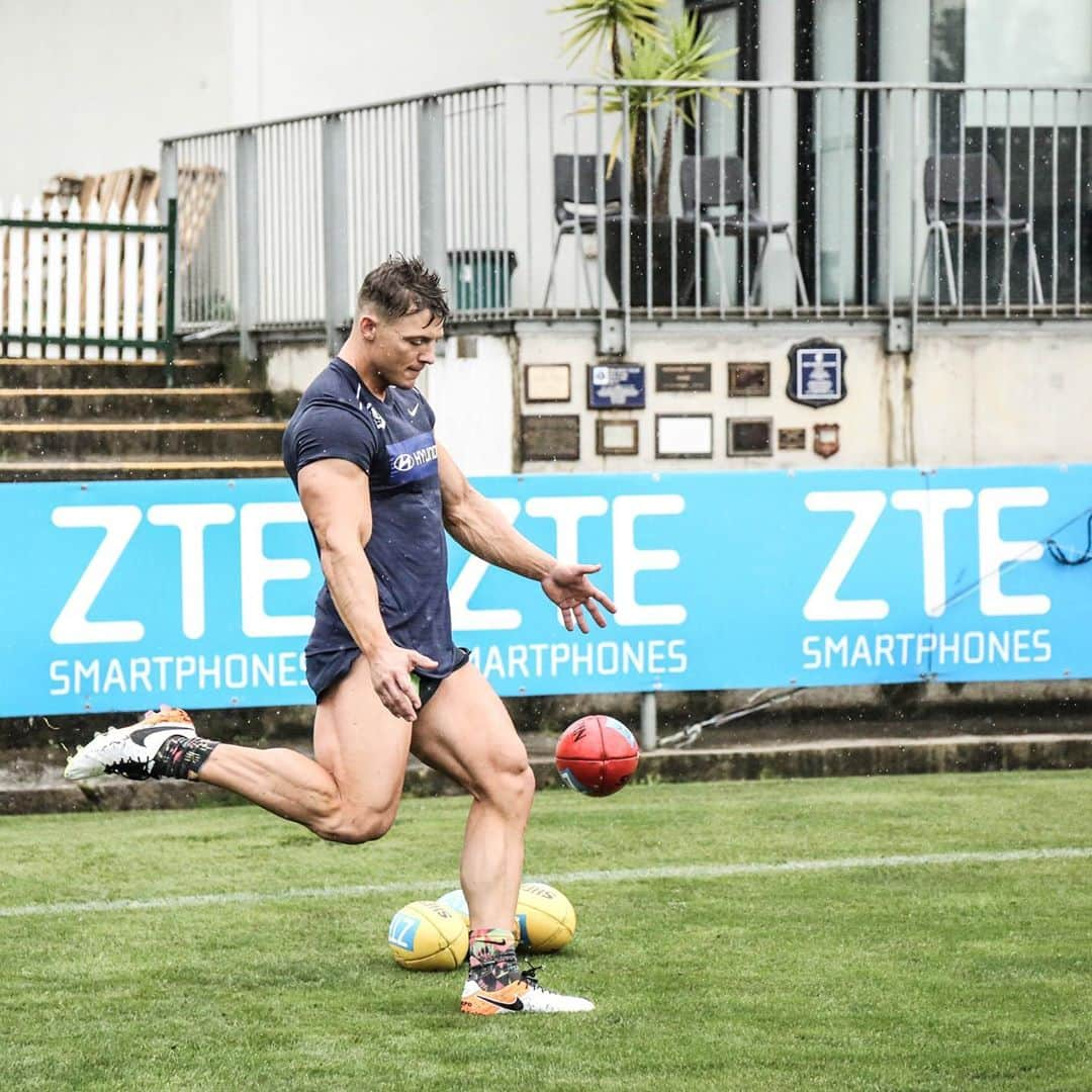 スティーブ・クックさんのインスタグラム写真 - (スティーブ・クックInstagram)「In honor of the Australian @afl grand final being played tonight in I thought we’d throw it back to that time I tried out the sport. Such a great game! Wish we played more if it in the states  Ps -Go cats (Geelong) ! (@morganrosemoroney team) sorry all the Richmond fan out there  @shaunstafford」10月24日 13時00分 - stevecook