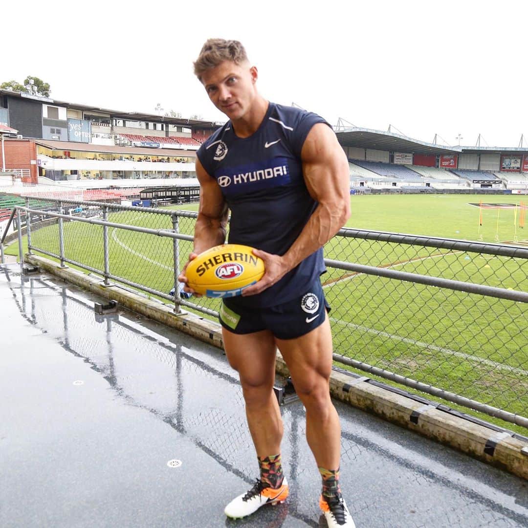 スティーブ・クックのインスタグラム：「In honor of the Australian @afl grand final being played tonight in I thought we’d throw it back to that time I tried out the sport. Such a great game! Wish we played more if it in the states  Ps -Go cats (Geelong) ! (@morganrosemoroney team) sorry all the Richmond fan out there  @shaunstafford」