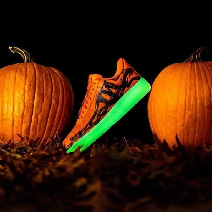 Sneaker Newsさんのインスタグラム写真 - (Sneaker NewsInstagram)「We're less than a week away from the official release of Halloween's most exciting drop by Nike - the Air Force 1 Low "Skeleton". Tap the link in our bio to learn more about this drop.」10月24日 13時01分 - sneakernews