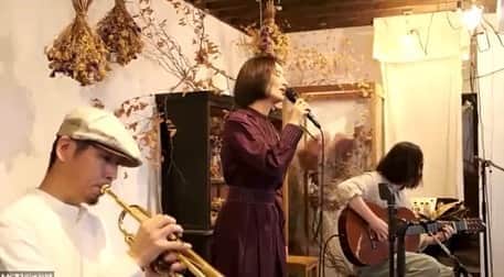 のインスタグラム：「【 作家の制作風景や音楽ライブのアーカイブを会期終了後も楽しもう！】﻿ 各出店者の制作風景やトークなど貴重な映像満載の「オンラインミーティング」、華やかなアーティストたちによる「スペシャル音楽ライブ」は、11月30日までアーカイブでご覧いただけます！　チケットは本日まで販売中！　お家でまだまだもみじ市を満喫しましょう！　﻿ ﻿ ▶︎チケットは本日10/24（土）18時まで販売中！﻿ ﻿ ▶︎アーカイブは11月30日まで視聴可能！﻿ ﻿ ▶︎詳細はプロフィール「@momijiichi_staff」のリンクより公式サイトへ！﻿ ﻿ ＜「新しいオンラインフェスティバル・もみじ市」開催概要＞﻿ 出店者によるオンラインミーティング開催期間：2020年10月12日（月）〜18日（日）﻿ オンラインショップ開設期間：2020年10月12日（月）〜24日（土）﻿ ※出店者によって開設期間が異なります﻿ 会場：もみじ市公式サイト﻿ ﻿ ◎「新しいオンラインフェスティバル・もみじ市」は3本立て！﻿ 1. オンラインミーティング（番組）﻿ すべての出店者がアトリエツアーや作品紹介等の番組を配信。﻿ 2. オンラインショッピング﻿ 出店者による新作や、ここでしか買えない限定作品、もちろん、定番商品も購入することができます！﻿ 3. スペシャルライブ番組﻿ ミーティング最終日に、5組のアーティストが次々に登場する音楽番組を特別開催します。﻿ ﻿ #手紙社#手紙舎#tegamisha#もみじ市#momijiichi#zoom#zoom講座#オンライン講座#オンラインイベント#オンライン#オンライン配信#オンライン開催#新しいオンラインフェスティバル#SWING#オンラインライブ#アーカイブ配信」