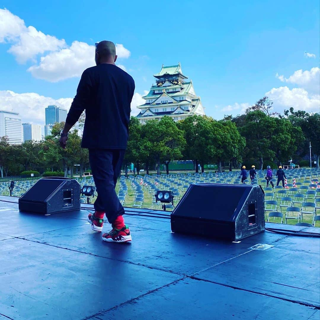 SHINGO★西成さんのインスタグラム写真 - (SHINGO★西成Instagram)「大阪城！＠大阪城西の丸庭園 ライブ！今日10/24土曜19時過ぎから、是非！ #西の丸庭園音楽祭 ＠大阪城西の丸庭園 特設会場   コロナウィルス対策してますご安心。  #昭和レコード #SHINGO西成 #DJFUKU #大阪城 ラガッ&ラパッ  #大阪名物」10月24日 13時05分 - shingo_ghetto