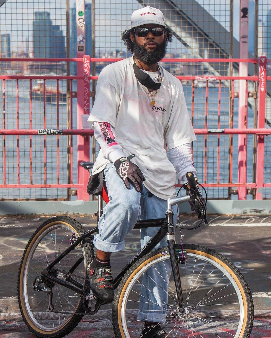 POPEYE_Magazineさんのインスタグラム写真 - (POPEYE_MagazineInstagram)「第２特集は世界中で撮った自転車スナップ。NYのブランド＜COMMA＞のクリエイティブ・ディレクター、Josh Matthewsの自慢の一台は93年製の＜KLEIN＞「Pinnacle」だ。本誌では登場する全てのバイクのパーツのブランドをできるだけ列記しているから細かく見てみよう。Joshはバイクと同じ＜KLEIN＞のヴィンテージTに＜YAMAHA＞のモトクロスジャージを合わせて、ファッションもクールだね。#popeyemagazine #myweekend #自転車 #comma」10月24日 13時06分 - popeye_magazine_official