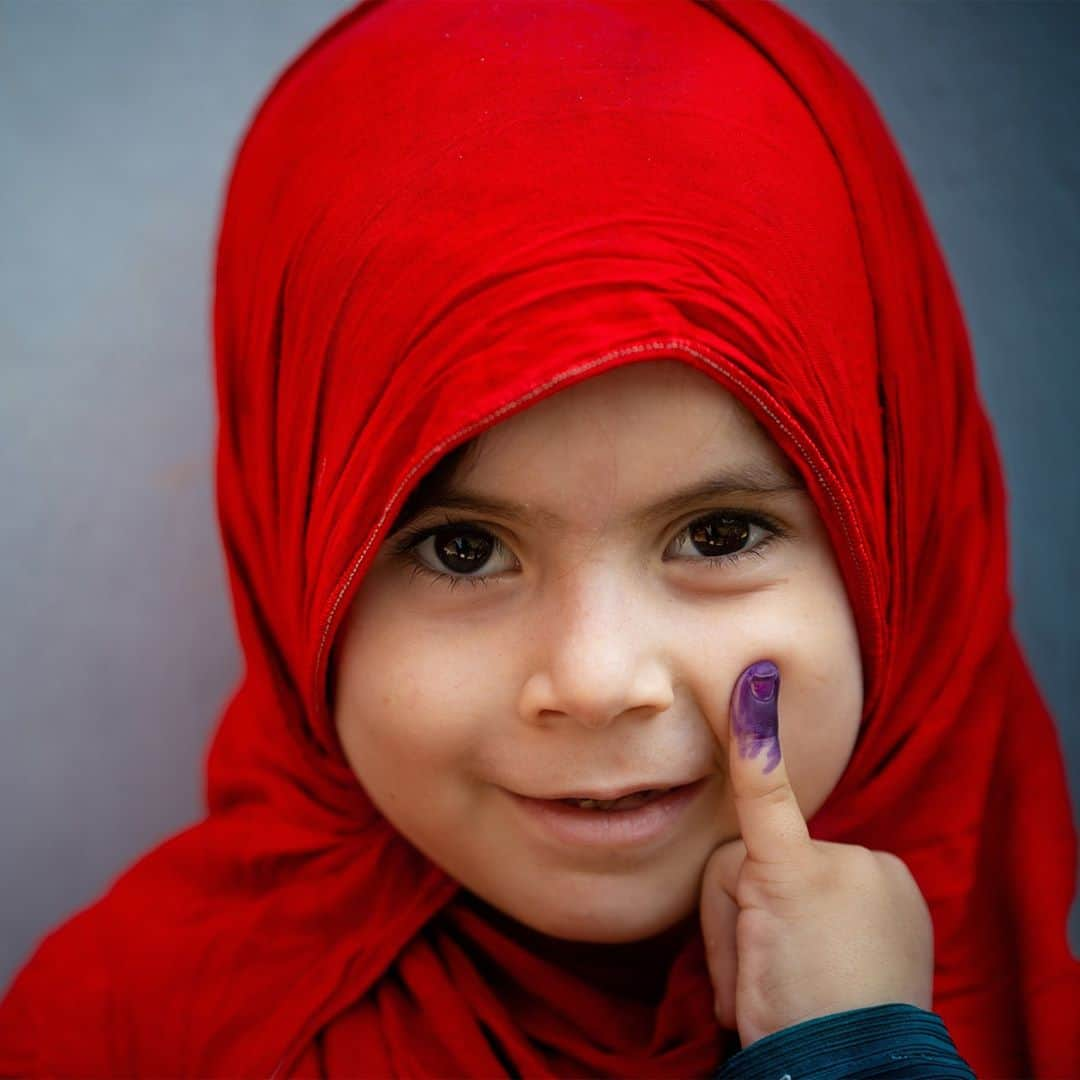 unicefさんのインスタグラム写真 - (unicefInstagram)「It's #WorldPolioDay! We are closer than ever to a 🌎 without polio, with 99% fewer cases than in 1988. But we can't let COVID-19 slow down our progress. We must continue to vaccinate every child and #EndPolio once and for all.  © UNICEF/UN0353290/Bukhari」10月24日 13時15分 - unicef