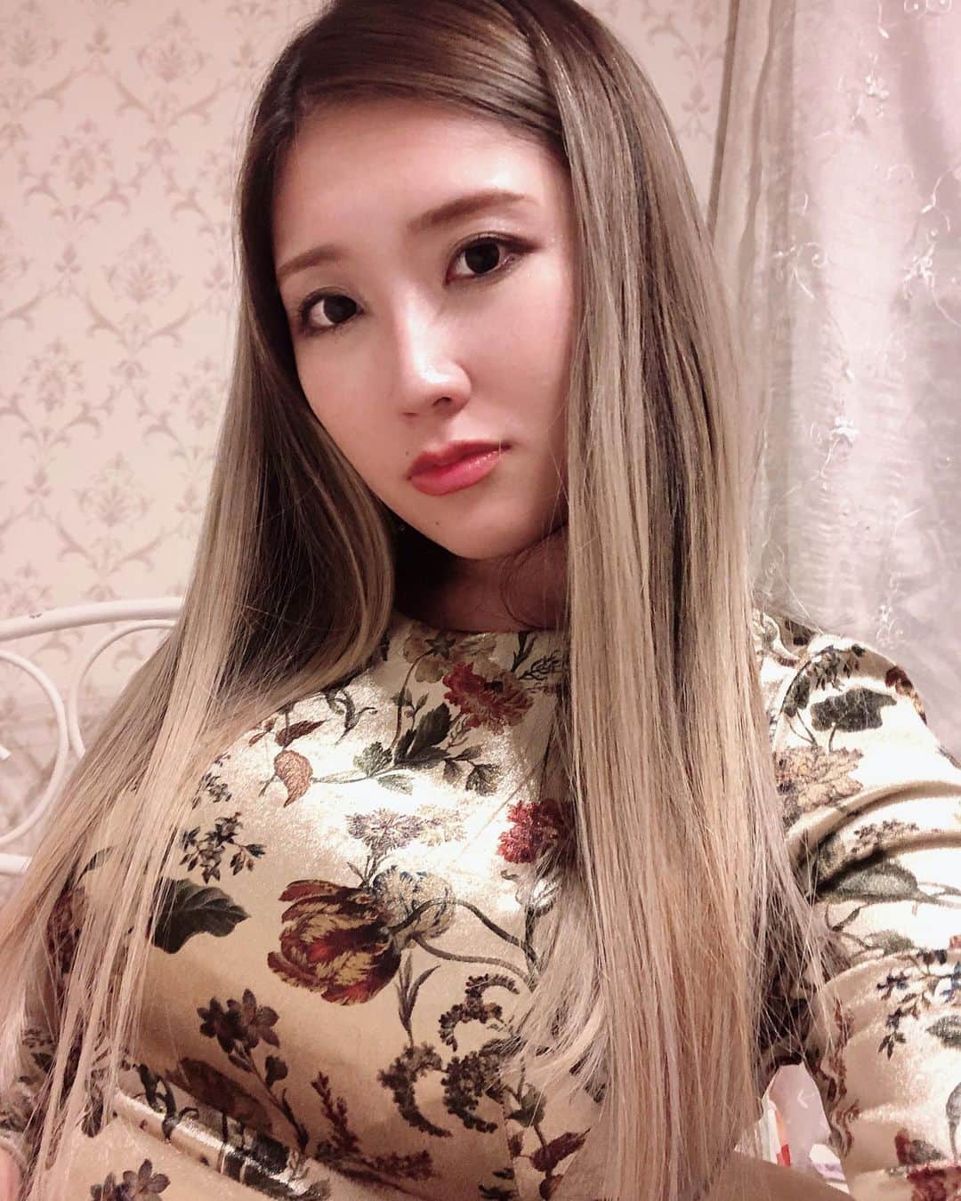 松丘雪那のインスタグラム：「. ヘアカラーありがとう♡ @nishishing  @nishishing2  @shunki.n.1120  @kyogokupro_yushin_  @ryuhairartist  @kyogokupro_official  本当にお気に入り！！ ありがとう♡ . . . . . . . #hairstyle #haircolor #kyogoku #thankyou #makeup #japanesegirl #モデル#タレント #ヘアスタイル#ヘアカラー #赤坂 #メイク #美容 #ワンレン #外国人風ヘアー #ootd #handm」