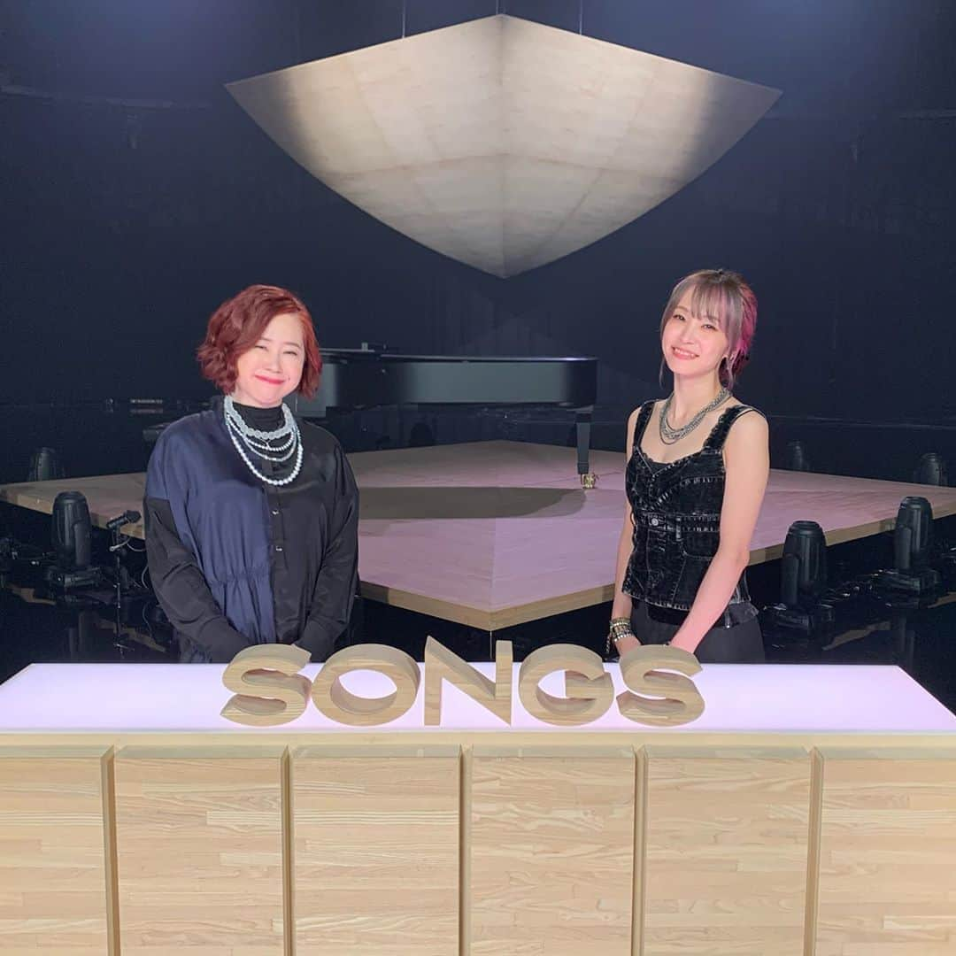 LiSAさんのインスタグラム写真 - (LiSAInstagram)「今夜は23時からNHK 「SONGS」様で、大泉洋さんにLiSAを紐解いていただきます。そして「紅蓮華」「Catch the Moment」に加えて、梶浦由記さんの伴奏で「炎」を歌わせていただきます。梶浦さんと出会った頃から色んな景色を思い出した特別な歌でした。絶対にお見逃しなく。 https://www.nhk.or.jp/music/songs/437518.html #NHK #SONGS #鬼滅の刃　#SAO」10月24日 13時37分 - xlisa_olivex