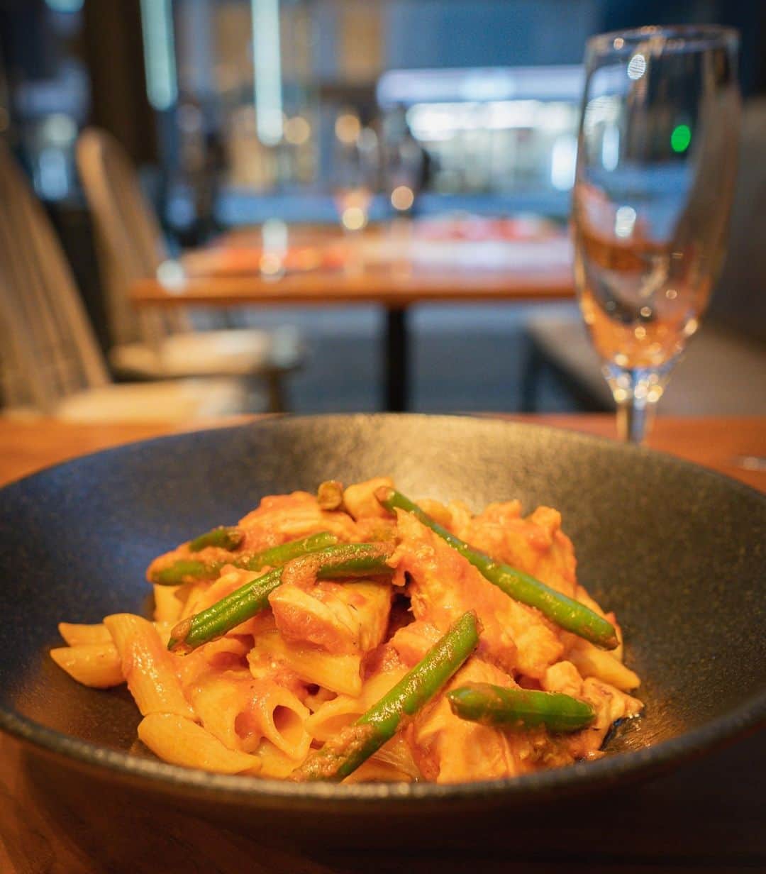 Courtyard by Marriott Tokyoのインスタグラム：「11:30～14:30（L.O.14:00) 平日 🍽️--6種類のランチセットに週替わりパスタが加わってリニューアル -😀 10月26日の週替わりランチは真鯛とサーモンのトマトペンネ！  真鯛とサーモンのトマトペンネ 来週は二つの魚のタンパク質が取れるペンネです。 インゲンとともに香り高いトマトソースでお召し上がりください。  LAVAROCK Lunch 11:30～14:30（L.O.14:00) Weekdays 🍽️--Weekly Pasta starting next week 10/26-😀  Red Sea Bream and Salmon Tomato Penne Next week we have protein filled penne. Includes two tasty fishes and string beans together with tomato sauce penne.  Share your images by tagging @cytokyo and you might be featured on our Instagram page! 😎   #銀座 #レストラン #オフィスランチ #ホテル #東京駅 #京橋グルメ #京橋 #ランチ #東京 #マリオット #ランチセット #丸の内ol #東京駅 #京橋グルメ #京橋 #東京 #丸の内 #OL #美味しい #tasty #パスタ # #和風パスタ penne #pastalover #ペペロンチーノ #pasta #pastalove #foodporn」