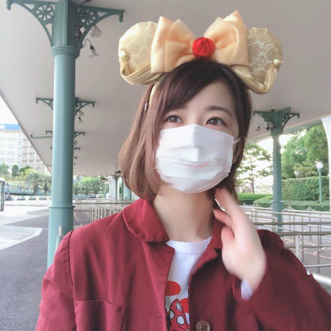 鮭山未菜美のインスタグラム：「ディズニーランド🏰行ってきたよ💕  今入園者数を半分以下にしてるから、ファストパス制度なしなんやけど全部ほとんど待たずに乗れるから最高🥺！！ 土曜日なのにこんな待ち時間のディズニー初めてだった😭😭 いつもはグリーティングとパレード目当てだからあんまりアトラクション乗らんけど、今回はアトラクション乗るぞ！って決めてほとんど乗れた！こんなの初めて🤣🤣  GoTo使ってチケット付きのホテル宿泊したらほぼチケット代だけ(実質チケット代より2000円安く)ディズニー楽しめるからめっちゃおすすめ！！ 絶対GoTo終わるまでにもっかい行く！！！」