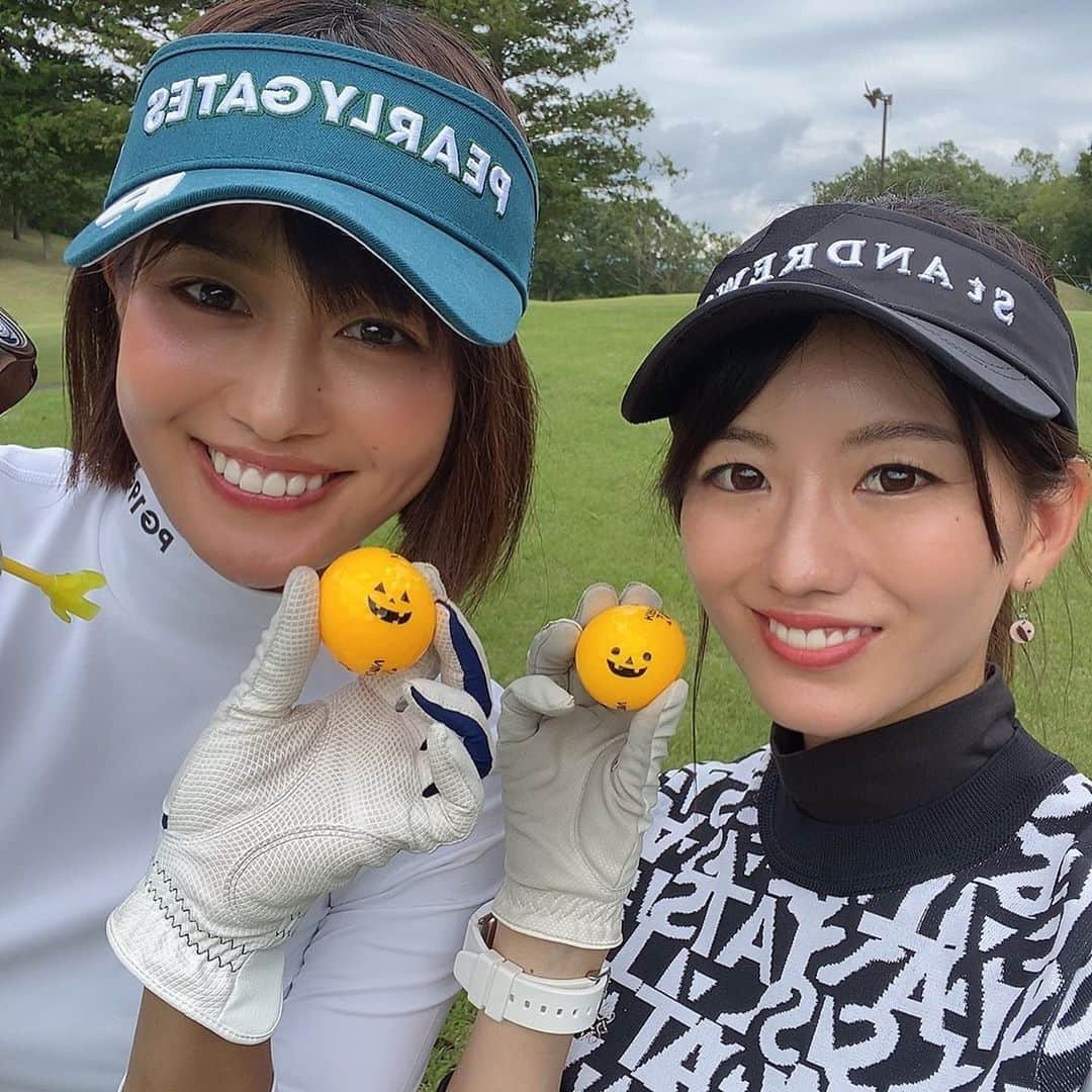 にゃんさんゴルフさんのインスタグラム写真 - (にゃんさんゴルフInstagram)「. こないだのバーディーズカップ⛳️ セゴビアゴルフクラブインチヨダ！👏  浮島のショートホールがあったり ながーーいバンカーあったりしたけど なんとハーフベストの40がでたよ🙆‍♀😂️👏　 奇跡のバーディが2つ取れたの！  ごはんも美味しかった♡ 朝食はフレンチトースト🥞 お昼は豆乳坦々麺🍜  ボールは @kascogolf のHALLOWEENバージョンだよ🎃❤️  #セゴビアゴルフクラブインチヨダ#セントアンドリュース#GTバーディーズ #ハーフベスト#ニーハイ#ニーハイコーデ#秋服ゴルフウェア#kiraboon#standrews #golf#golfgirl #ladiesgolf #golfhotties #golfbabes #golflife #golfstagram #lovegolf #golfer #ゴルフ #ゴルフ女子 #ゴルフ大好き#instagolf #スポーツ女子 #골프 #모델 #한국  #高尔夫球 #golfswing #vg_fashion」10月24日 13時42分 - miiiii0228