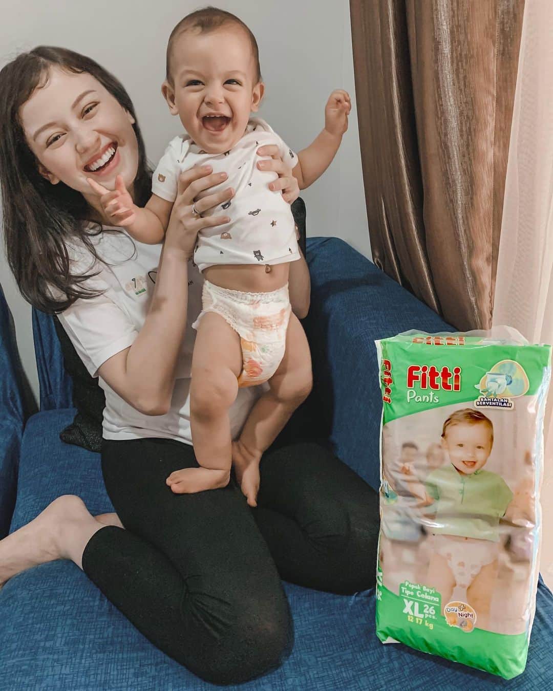 Kimberly Ryderのインスタグラム：「Hey guys! Aku mau cerita dan bagi-bagi POTONGAN HARGA nih! • Rayden kan sekarang udah mulai aktif bergerak banget jadinya suka keringetan. Jadi kulit yang tertutup popok jadi lembab dan kerasa gerahhh. Padahal Rayden pakai merek popok yang terkenal banget. Akhirnya temenku recommend cari popok yang ada sirkulasi udaranya. Merek terkenal aja nga cukup ternyata, harus banget punya fitur POPOK BERVENTILASI seperti FITTI PANTS. Sirkulasi udaranya optimal sehingga kulit bayi bebas bernafas! Nga gerah dan juga nga khawatir iritasi, cocok untuk Rayden yang lagi aktif-aktifnya. Jadinya nyaman siang dan malam, udah gitu motif popoknya lucu-lucu, tapi ternyata HARGANYA TERJANGKAU banget! Bener deh Moms, pilihan berkualitas ibu cerdas! • Nah buat Moms yang mau coba Fitti Pants, ada diskon 10% kalau pakai kode voucher aku FITTIKIMBERLY untuk pembelian Fitti Pants di Fitti-Certainty Official Store di Shopee. Mom bisa langsung klik link bio di instagramku dan copy kode vouchernya. 💚 • Mau tau cara pakai kode vouchernya? Kepoin Instagram @fittiid ya Mom! • #PilihanBerkualitasIbuCerdas #FittiPopokBersirkulasi #TidakGerahPakaiFitti #dirumahaja • 📷 @edward_akbar」