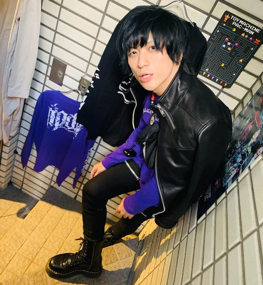 水野ギイのインスタグラム：「本日、渋谷GEKIROCK CLOTHINGにて一日店長。売り上げをエクセルに打ち込んだりバイトの心のケアをしたりします。嘘です。 ギイしてください」