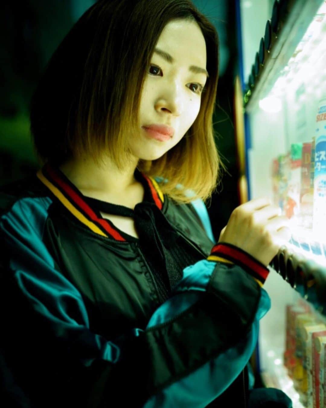 のインスタグラム：「パースペクティブパルジー 遠近麻痺  近いのに遠く感じて 遠くにいるときには 気持ちがそっちにいって舞う。 寝ても覚めても 何もかも当てはめ麻痺。 近くでも遠くても欲求してる。  写真 @hashik_dayo   #自販機#遠近法#遠近 #遠距離#近距離#自動販売機 #ボタン#photo #photography  #ポートレート#巣鴨#街#写真 #カメラ#camera#一眼レフ  #被写体#役者#ドブ恋#橋本恵一郎 さん #俳優#actress#actor#香衣」
