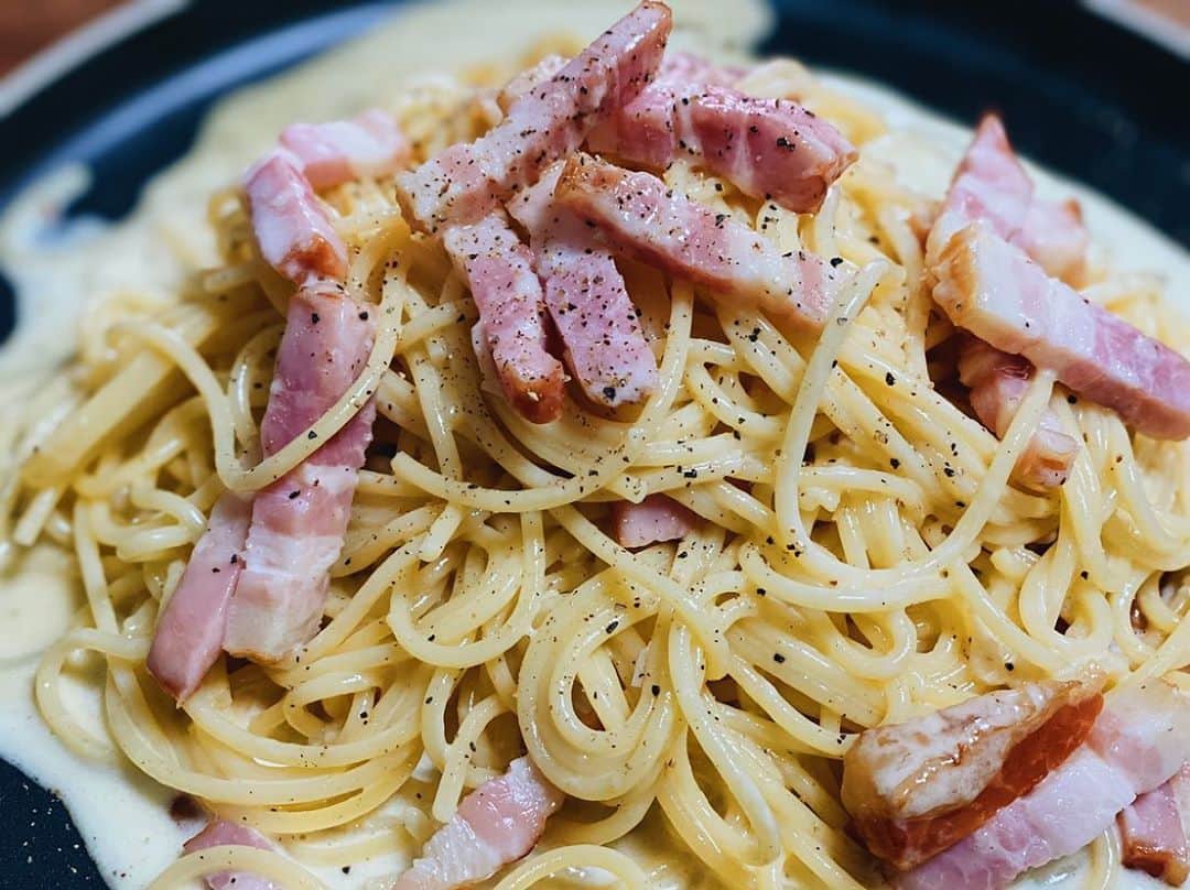 津田大介のインスタグラム：「カルボナーラ探究。グラナ・パダーノとペコリーノの2種類作って食べ比べたけど、前者のほうがバランスが良く感じたな。」