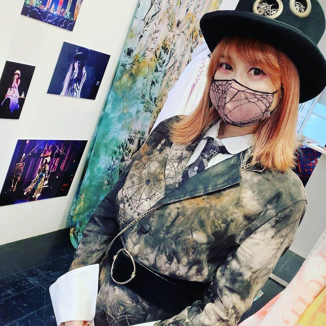 のインスタグラム：「本日10/24日「衣装展2020」２日目。 石川智晶、在廊しております。 本日のチケット完売しております。  #石川智晶衣装展」