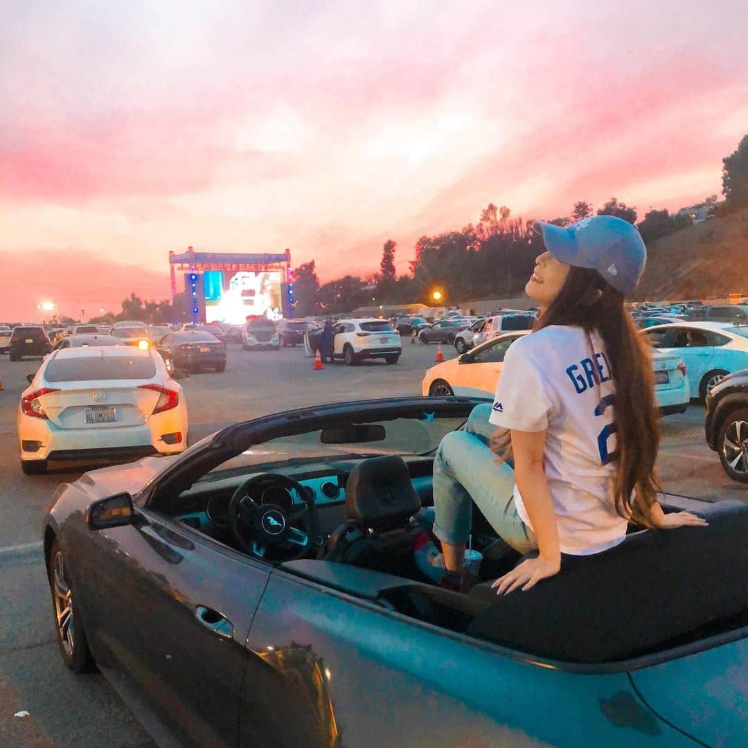小嶋彩乃のインスタグラム：「💙Two more to go💙#dodgers   I’ve never honked the horn this much in my life😂  32年ぶりの優勝まであと少し！今年のワールドシリーズは、感染防止のため、全試合テキサス州で行われています。ということで、ドジャースタジアムのドライブインビューイングに参加しました!! 拍手や声援の代わりにクラクションを鳴らしまくります😆👋🔈⚡️ たぶん一生分のクラクション鳴らしたw レイカーズとのダブル優勝なるか!? #worldseries #gododgers」
