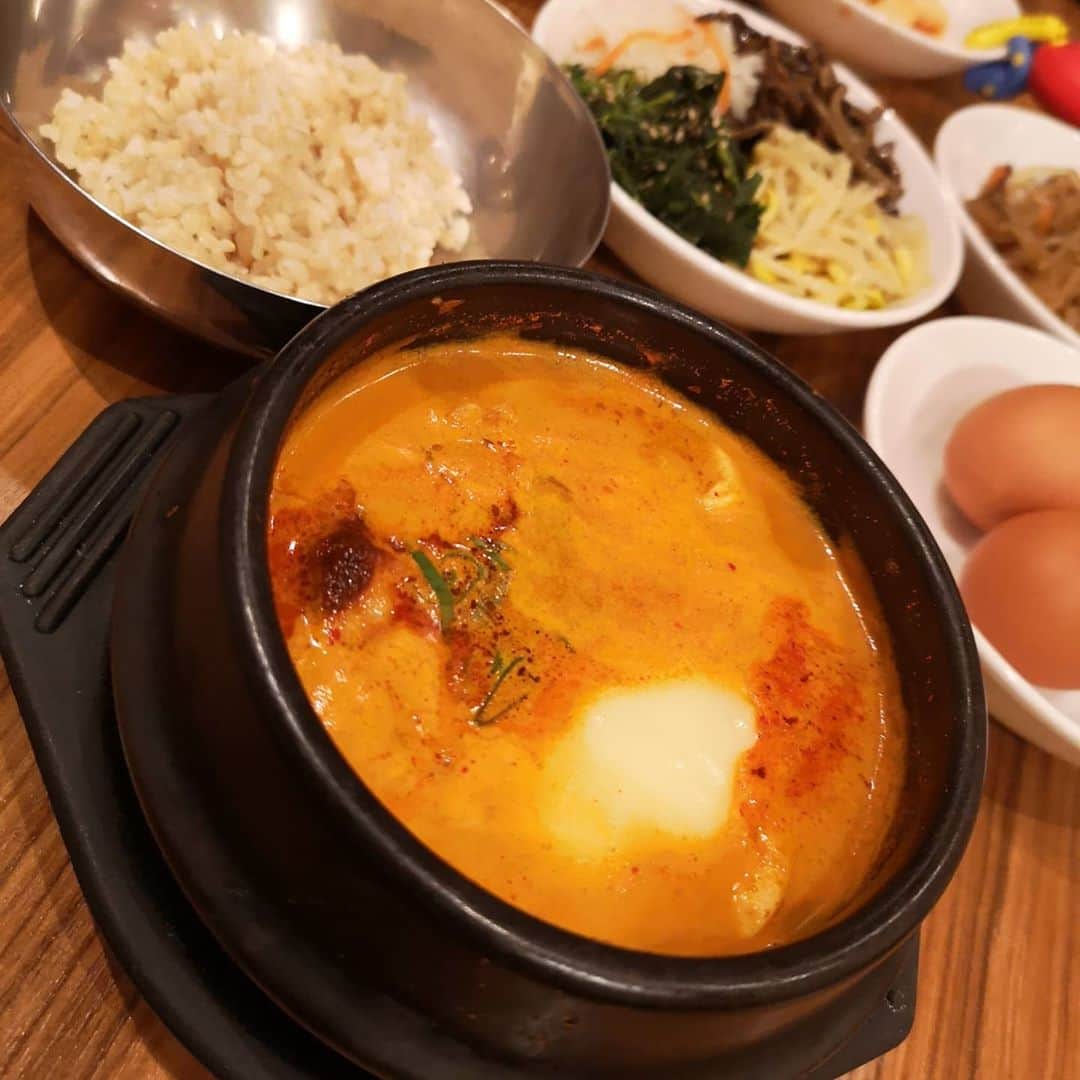中島彩のインスタグラム：「コスパ良き💕な韓国料理ランチ✨ 初めて行った @kankandeli.kobe  大丸旧居留地店💕 スンドゥブの種類豊富でトッピングもいっぱい❤️辛さも選べます✨ 私は鶏肉スンドゥブチーズトッピングのヤバ辛😎 そしてお惣菜はビュッフェスタイル❤️ごはんも白米と玄米から選べるのも嬉しい❤️ Kpop聞きながらのランチ😍バンタンのstaygold流れたときが１番テンションあがったー💕  #韓辛deli #韓国料理　#スンドゥブ　#元町ランチ　#神戸ランチ　#韓国料理大好き #辛いもの好き」