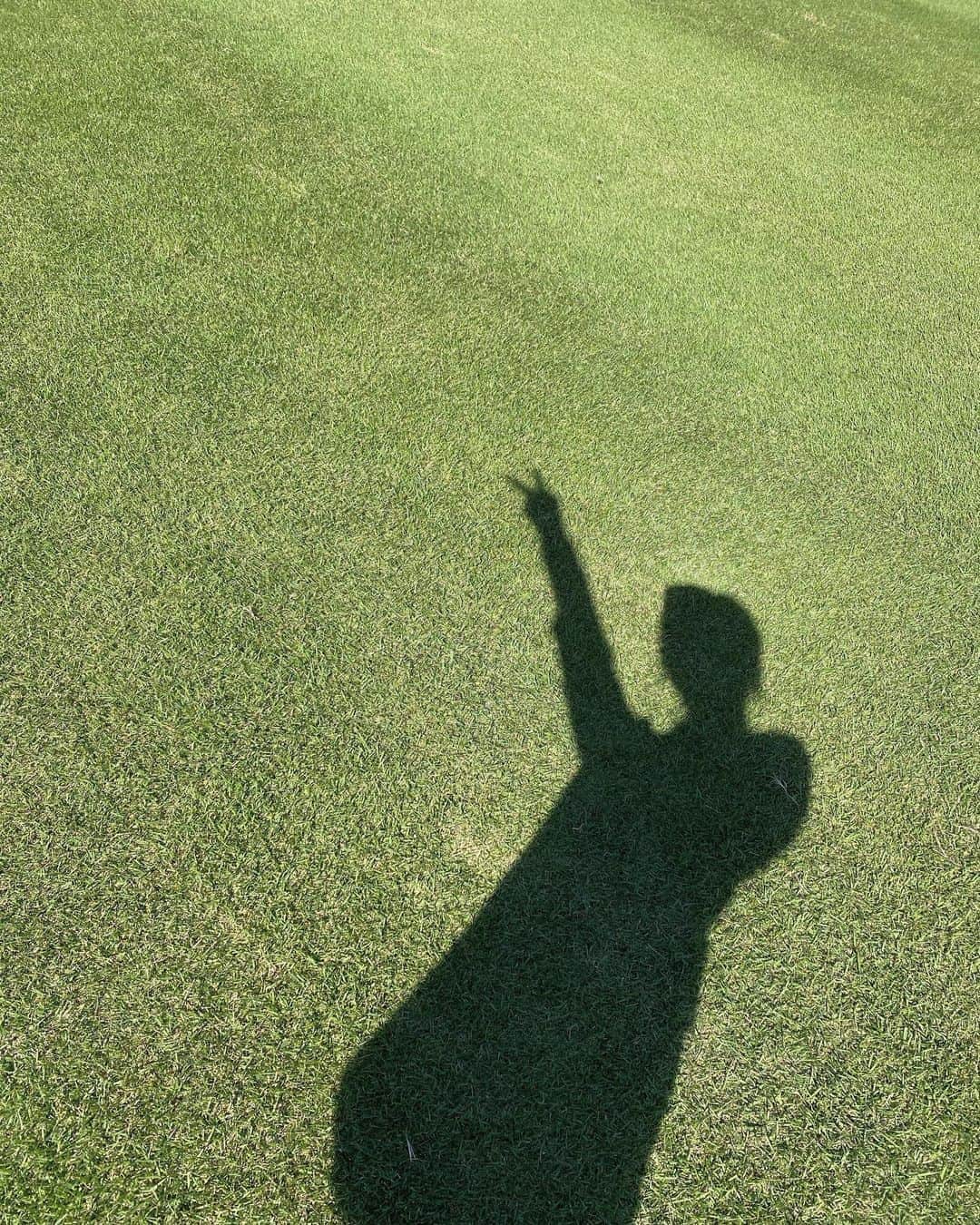 山内鈴蘭さんのインスタグラム写真 - (山内鈴蘭Instagram)「あーゴルフしたいっ☺️💓 ． ． ゴルフって自分と向き合えて 新しい発見や想いに出会えて 毎回が新鮮で楽しさに溢れてる🥰 ． ． 普段出会えない方とも ゴルフを通じて出会えたり、 大自然の中でスポーツするって気持ちが良くて 毎回がナイスショットじゃなくても スコアが悪くても、 ゴルフ場に行くだけでリフレッシュと 幸せな想いになるんだあ💚💚💚 ． ． #ゴルフ #好きすぎ 🤣 #ゴルフ仲間 #大切 #大好き #ゴルフに出会えて本当に良かった ⛳️💚 #ゴルフウェア #ゴルフコーデ #ゴルフ女子 #ゴルフ場 #影  #Gorurun #ごるらんコーデ」10月24日 14時27分 - xxsuzuranxx