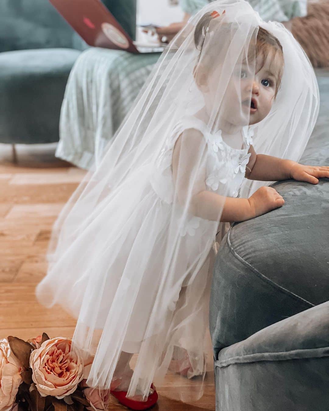 エイミー・ウィラートンのインスタグラム：「Today Demelza said #yestothedress ... we are all very proud ❤️#bridetobe」
