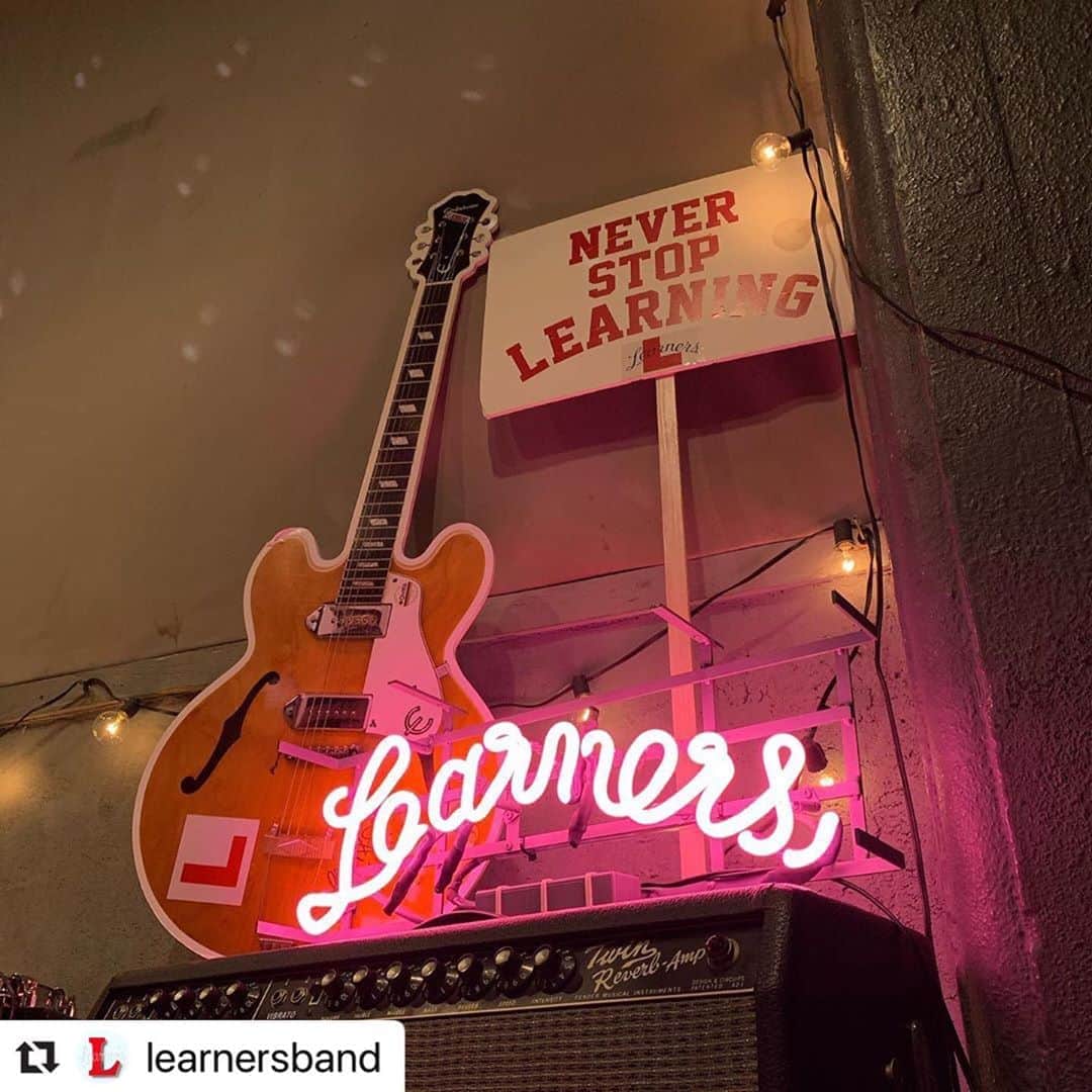 濱田将充のインスタグラム：「大阪NOONで写真展やってます！  　#Repost @learnersband with @make_repost ・・・ 2日目オープンしました。  LEARNERS PHOTO EXHIBITION TOUR LEARNERS+YUKIKO ONO  10/23(金)~10/25(日)  大阪 NOON+CAFE 大阪市北区中崎西3-3-8 JR京都線高架下 23日(金) 16:00~20:00 24日(土) 12:00~19:00  25日(日) 12:00~19:00 土曜、日曜の18時ごろよりCHABE氏による投げ銭ライブがあります。  入場無料 (1オーダーお願いします)  今はライブで皆さんに会う事が難しいので写真展を企画しました。毎年6月に東京のキットギャラリーで企画している小野由希子さんによるラーナーズの写真展の巡回展です。写真の中に収まりきれないようなラーナーズの動きをいつもしっかりと追ってくれた小野由希子さんの写真を是非観に来てくださいね。  感染症対策もバッチリにしてお待ちしております。ご来場の際は必ずマスク着用でお願いいたします。」