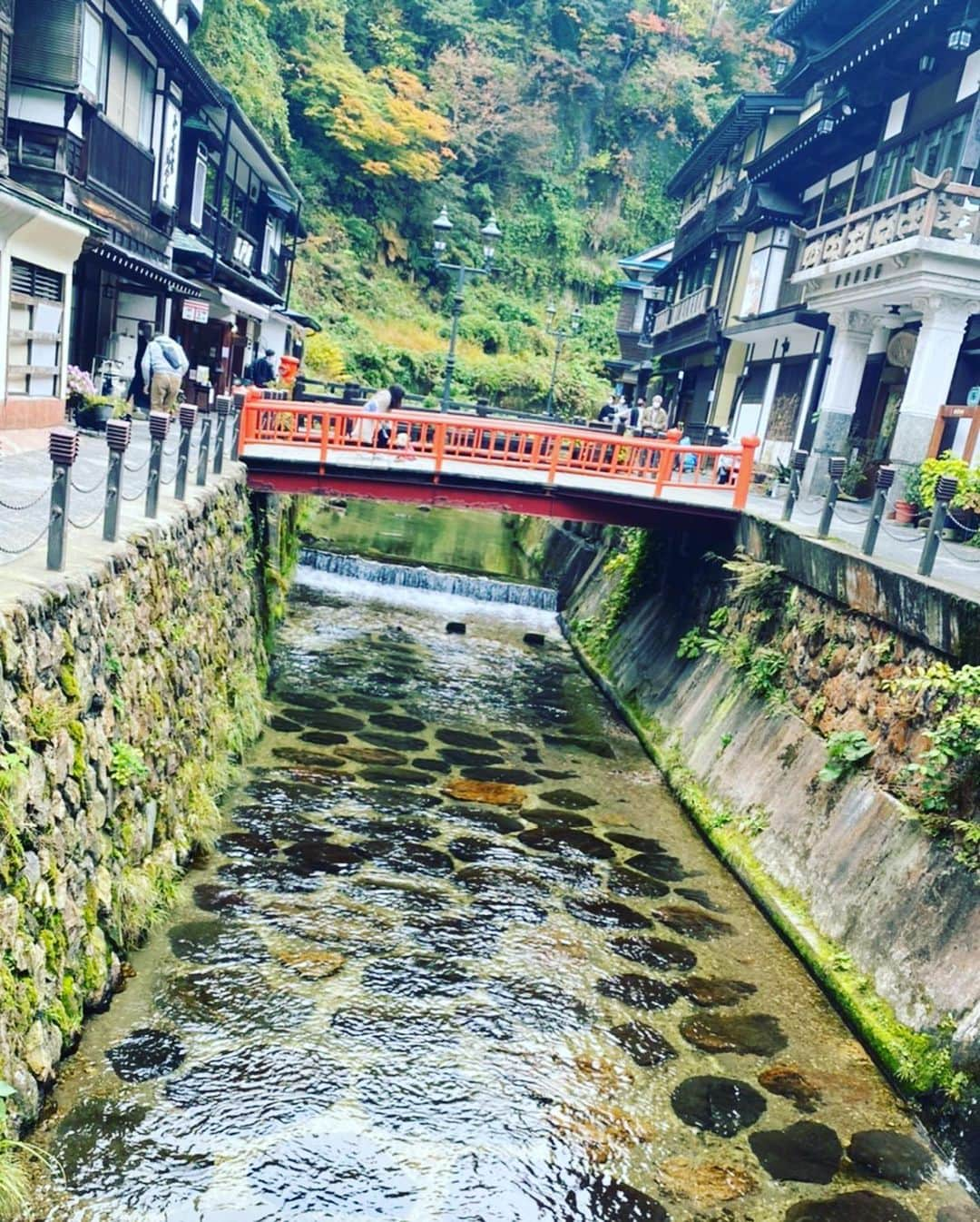 鈴木砂羽さんのインスタグラム写真 - (鈴木砂羽Instagram)「山形旅🍁 最終日は 尾花沢市にある銀山温泉の 日帰り温泉を堪能。 千と千尋の神隠しの モデルになった温泉宿、 能登屋旅館さんの前で📷 （モデルになった宿は 全国各地にあるようですが♨️）  銀山温泉は 自然とレトロが融け合って 気分がアガりマス⤴︎  古勢起屋別館さんの お風呂はステンドグラスが 大正ロマンな雰囲気の レトロなお風呂。 共同浴場しろがねの湯は 隅健吾さんという建築家さんが 設計された、モダンなお風呂。 スタイリッシュなんだけど、 落ち着く。。。 （どちらのお風呂も貸切状態でしたので お写真撮らさせていただきました🙏）  たっぷり温泉に浸かったあとは 蕎麦街道まで走っていって🚗💨 お蕎麦をいただきました。 ホント贅沢な時間です。  いや〜温泉っていいですねぇ♨️  これからも全国各地のお風呂に 浸かりに行きたいです😸  #山形県 #尾花沢市 #銀山温泉 #日帰り湯 #古勢起屋別館  #しろがねの湯 #蕎麦街道 #旅が好き」10月24日 14時46分 - bombon_sawa