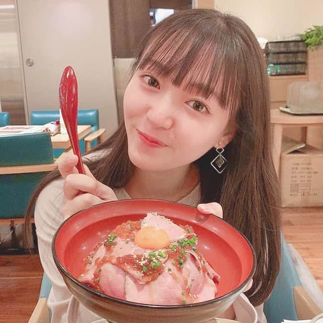 藤本りの加のインスタグラム：「こんにちは(*´꒳`*)♡ 今日はポカポカ暖かい気温で過ごしやすいですね🌈 先日とーっても美味しいローストビーフ丼食べて、2枚目の顔のようにとろけちゃいました🤤💓笑 ・ そしてミスコン本番まで残り9日となりました、！今年のミスコンはYouTube、インスタライブ、ミクチャ配信の3つで配信形式で行います🎬 ・ 《当日投票もあるので！》ぜひ皆さん11/1(日)15:00~ご覧下さい！ ・ また、本日も投票も宜しくお願い致します🙏🏻☘️ プロフィール下のURLから飛んですぐ投票できます👍 @mstoyo20_02  ・ #ミスコン #ミスコンテスト #ミスミスター東洋2020 #東洋大学 #instagram #likeforlikes #lfl #instagood #写真好き #misscontest #toyouniversity #ご飯好きな人と繋がりたい #instafood」