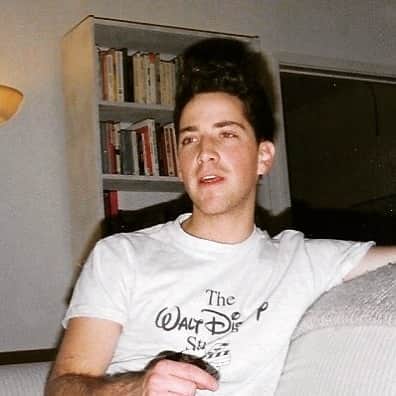 ダン・ブカティンスキーのインスタグラム：「28 years ago tonight. I went to play the game Celebrity at a friend’s apartment. I met Don. Feels like yesterday. And I remember how he said he didn’t believe in “forever”. Just deciding to be together - one “today” at a time. That’s what we’ve done.  For 10,220 “today”s.  Hope tomorrow we have one more!  G”Night everyone.」