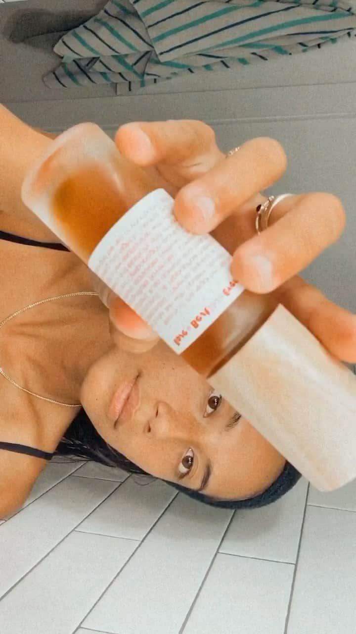 マリア・マーフィーのインスタグラム：「Gua Sha 💚 with @livinglibations Rose Hip Face Oil 🌹」