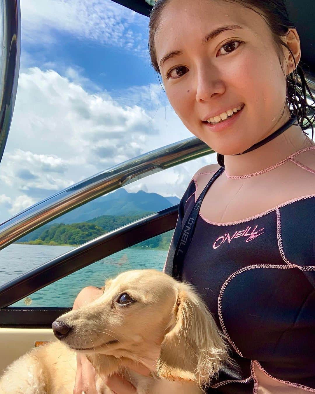 小林由未子さんのインスタグラム写真 - (小林由未子Instagram)「. 海も湖ももう寒いよね！  #湖と犬 #ウェイクボード  #ウェイクサーフィン #河口湖 #このウェットスーツは8年目」10月24日 14時45分 - _yumikobayashi_