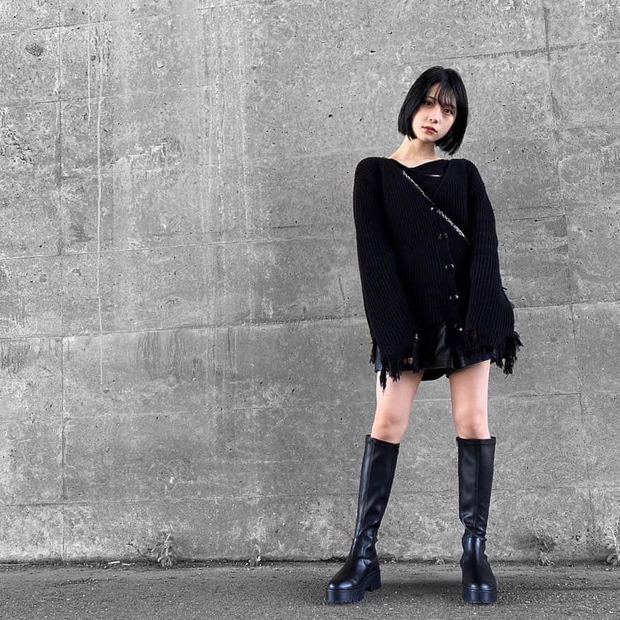 小畑優奈のインスタグラム：「・ ・ ・ ・ 髪の毛切ったんだ〜♥ 短いのと長いのどっちが好きですか？ ・ ・ ・ ・ #ootd #ootdfashion #allblack #black #ブラックコーデ #オールブラック #オールブラックコーデ #ショートヘア #ショートボブ #ショート #黒髪ボブ #ロングブーツ」