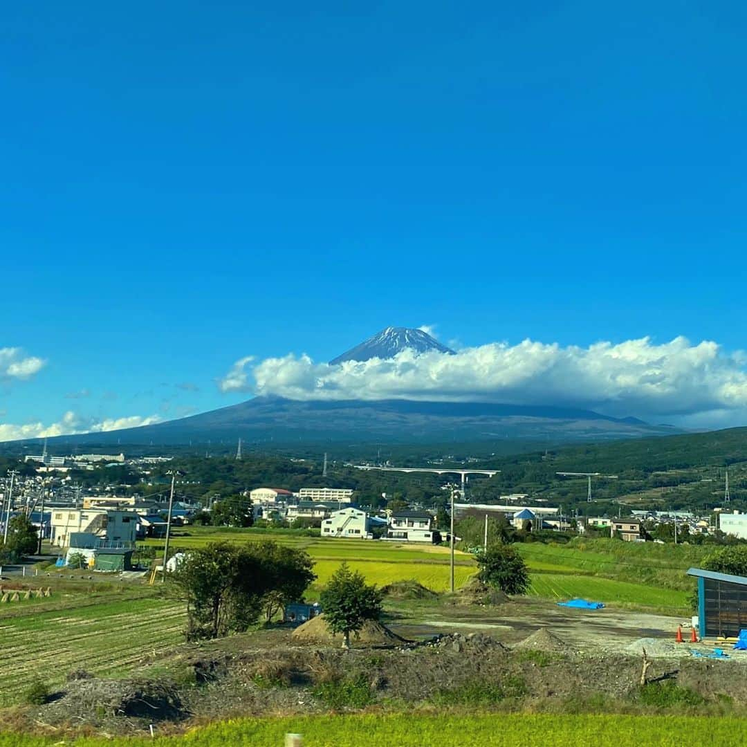 中倉隆道さんのインスタグラム写真 - (中倉隆道Instagram)「. イイ天気🗻 . . 良き午後を✨ . . #富士山 #新幹線の車窓から」10月24日 14時49分 - ryudo.tokyo