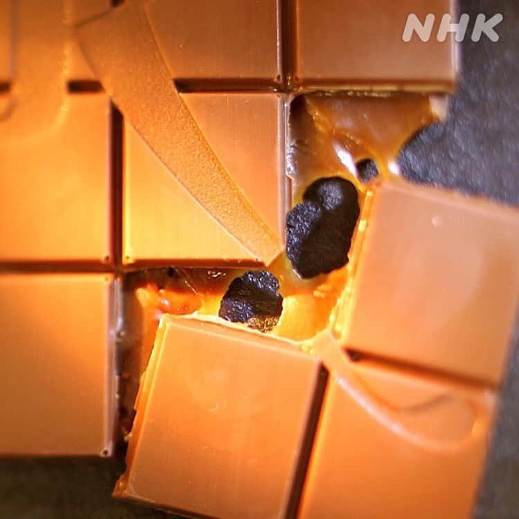 NHK「世界はほしいモノにあふれてる」さんのインスタグラム写真 - (NHK「世界はほしいモノにあふれてる」Instagram)「＼思い出の絶品チョコ特集🍫第二弾！／  食欲の秋…🍁 なぜだか絶品チョコレートを無性に食べたい！🥺 そんな、せかほしスタッフから、 3時のおやつに、チョコレートをご紹介🍫！  写真は、 パリ、エッフェル塔近くにあった パティスリーの絶品タブレットチョコ🇫🇷 中から、トロッと溶けているのは、 コーヒーキャラメル☕️✨ コーヒー豆を砕いたモノも 散りばられているんだとか。 あぁ、食べたい…🐶  ちなみに、 取材を担当したスタッフいわく、 このチョコレートを作るパティシエも、 甘いマスクで、素敵な方だったそうです🙋‍♂️  みなさんは、 フルーツチョコレート派🍒？ それとも、 コーヒーキャラメルチョコレート派☕️？  明日もまだまだ フランス🇫🇷、絶品チョコ巡り！ お楽しみに🍫  #せかほし #世界はほしいモノにあふれてる #チョコレート #チョコレート好き #スイーツ #3時のおやつ #グルメ #フランス #nhk #木曜　#２２時３０分 #sekastagram」10月24日 15時03分 - nhk_sekahoshi