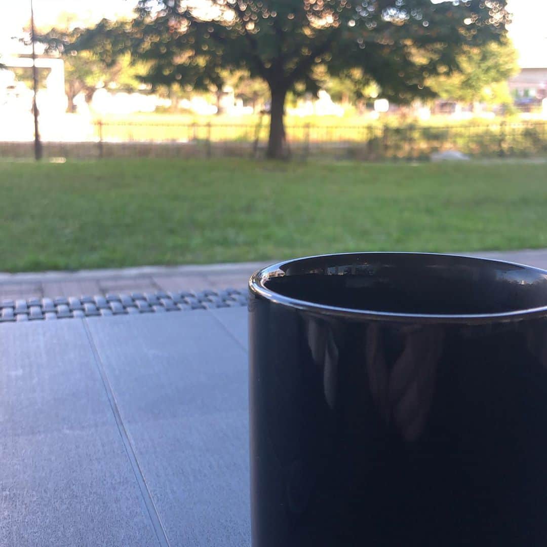 西尾季隆のインスタグラム：「まだ少しあったかいから、テラス席でコーヒーブレイク。 ちなみにコーヒーを飲めるようになったのは、30歳になった頃です。 それまではカフェでは紅茶でした。」