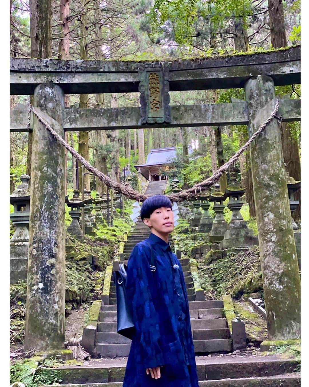 坂口涼太郎さんのインスタグラム写真 - (坂口涼太郎Instagram)「🌲⛩🌲🌬⛰ #上色見熊野座神社 #穿戸岩　 🥗🧸📖 #旅サラダ #熊本 #阿蘇  @tabisalad」10月24日 15時04分 - ryotarosakaguchi