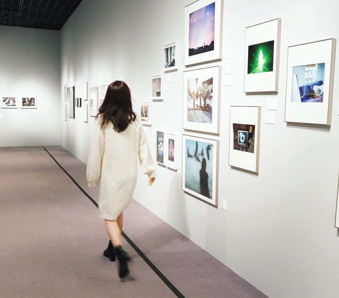 野村日香理さんのインスタグラム写真 - (野村日香理Instagram)「#美術館巡り Bunkamura ザ・ミュージアム。 10/20からの「東京好奇心 2020 渋谷」🎨  最近美術館巡りが楽しくてひとりでふらっと寄り道をして作家さんの伝えたかったことや物語を考えてみたり自分の心と向き合ったりしています。  東京好奇心2020は4つのキーワードをもとに100人の写真家さんが独自の視点で変化し続けてきた東京をとらえた約200点の写真が展示されていて作品から声が出てきそうでした。  私はTIMELESSNESSの #土田ヒロミ さんと #クーボンチャン さんの時代を超越した作品が心にずしっと響いて30分くらい眺めていたかな⌚︎  懐中時計の午前8時15分は #リトルボーイ と呼ばれた原爆が広島に投下された時間でお弁当はその日のお昼に食べるはずだったものです。。  時間が足りなかったのでまたじっくり鑑賞しに行きたいです♡  #平和#戦争#今を生きる#サポーテッド#東京好奇心2020渋谷 #100人の写真家があなたを揺さぶる。#写真好きな人と繋がりたい#渋谷#美術館好きな人と繋がりたい#Bunkamuraザミュージアム#東京画#Bunkamura 主催者様に許可をいただき特別に撮影をさせていただいています。」10月24日 14時58分 - nomura.hikari
