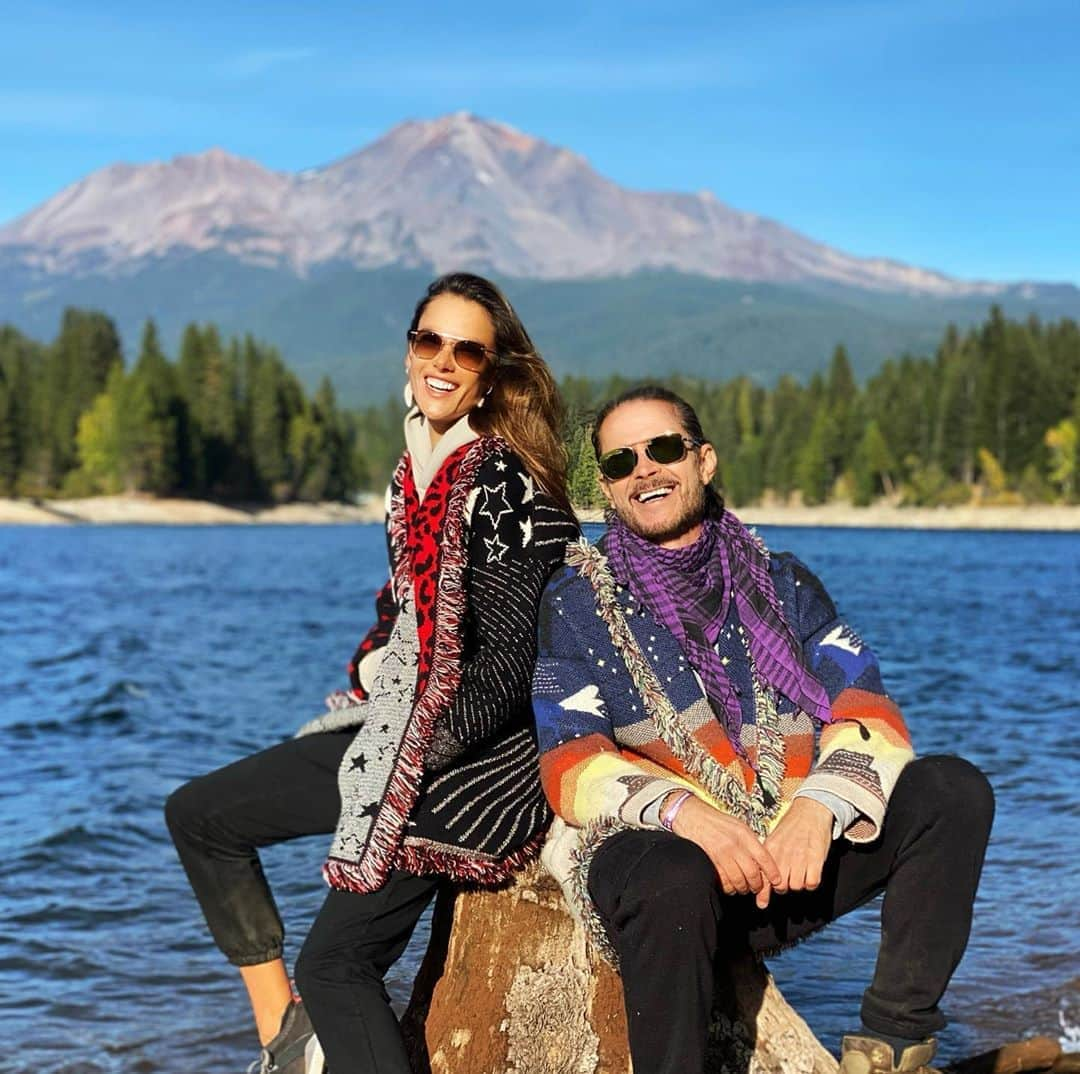 アレッサンドラ・アンブロジオさんのインスタグラム写真 - (アレッサンドラ・アンブロジオInstagram)「Real friends always got your back!  . #roadtrip #soulbrother #mtshasta」10月24日 15時00分 - alessandraambrosio