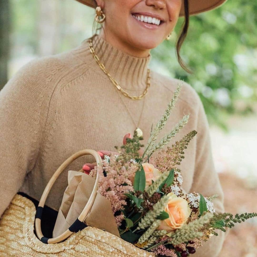 アクセサライズのインスタグラム：「Chunky chains & autumnal flowers make for a golden Saturday 💐  📷: @monicabeatrice  Tap the link in our bio to shop #Accessorize #Accessorizer #ZbyAccessorize」