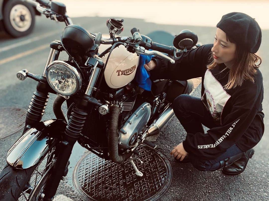 玉置成実さんのインスタグラム写真 - (玉置成実Instagram)「お天気が良いので、洗車しました🏍🧼 ワックスもかけてピカピカ✨  #triumph #triumphbobber  #bikergirl #motorcycle」10月24日 15時01分 - nm_tmk