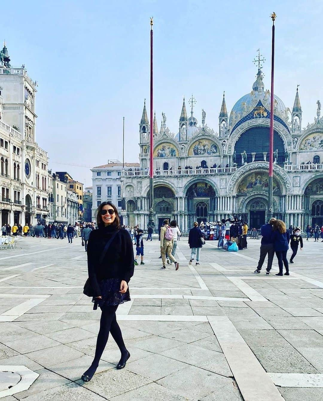 メラニー・サイクスさんのインスタグラム写真 - (メラニー・サイクスInstagram)「Good morning gang💙 shot by @milliejacooper two Saturdays ago 💫 #piazzasanmarco #venice #holiday a very #happysaturday indeed #love #peace #happiness to you all xxxx」10月24日 15時06分 - msmelaniesykes