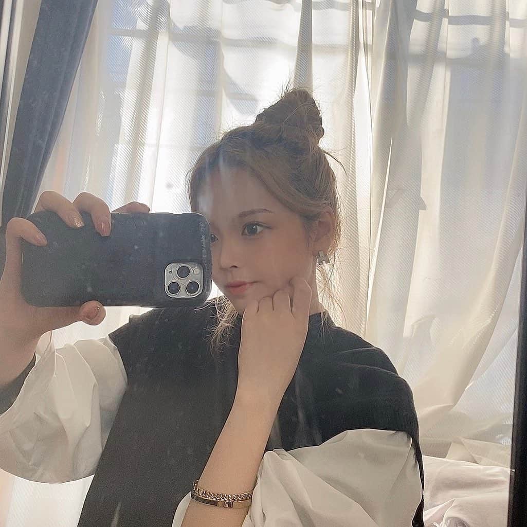 仲本莉絵瑠のインスタグラム：「携帯の持ち方がダサい😇 . #だてわんわんが携帯ケースをボロボロに #お団子ヘア #おだんごアレンジ #お団子アレンジ #ハイトーン #韓国ファッション #韓国コスメ #韓国好きな人と繋がりたい #ハイトーンカラー #ハイトーンベージュ #ハイトーン #뷰티스타그램 #일상룩 #멋스타그램 #일상 #셀스타그램 #01년생  #소통해요」