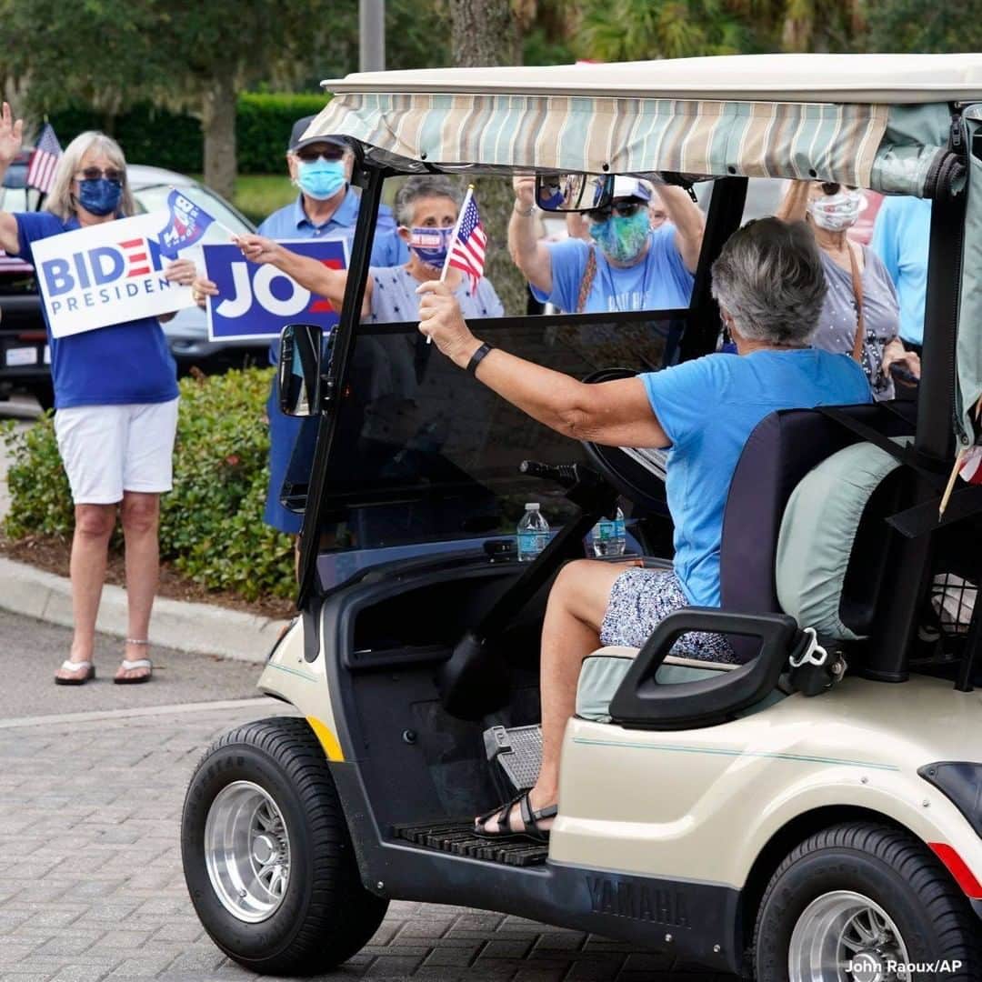 ABC Newsさんのインスタグラム写真 - (ABC NewsInstagram)「Supporters cheer and wave signs as voters arrive at the Sumter County Elections office to drop off their ballots after taking part in a parade of over 300 golf carts supporting Democratic presidential candidate former Vice Pres. Joe Biden. Elsewhere, people arrive on golf carts to listen as Pres. Trump speaks during his campaign event at The Villages Polo Club, Florida.」10月24日 15時07分 - abcnews